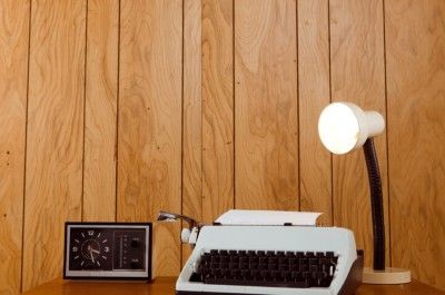 Lampa i maszyna do pisania