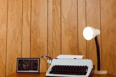 Lampa i maszyna do pisania